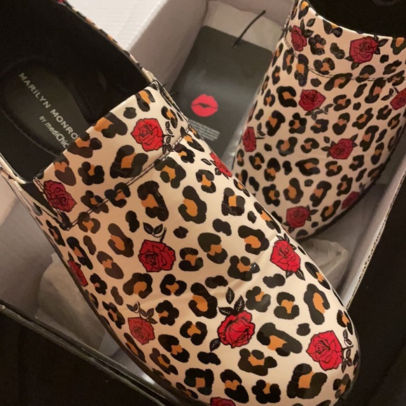 Marilyn Monroe Leopard Rose Nurse Clogs Sz 6-11 - Picture 5 of 7